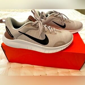Gently Used Women’s Nike Flex Experience Run, Size 7.5